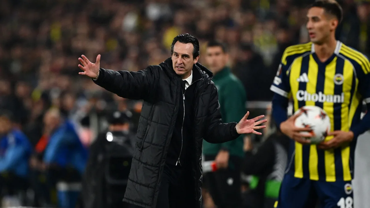 مشادة عنيفة بالملاعب البريطانية.. صدام بالأيدي ينهي علاقة أوناي إيمري ونجم أستون فيلا